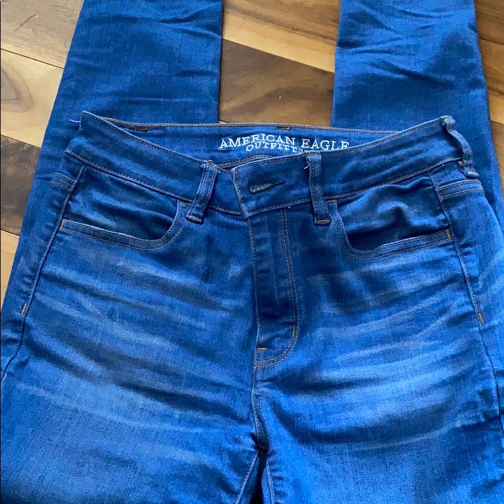 Unique bright blue wash AE high rise jeans fit a 6